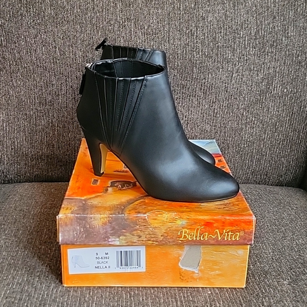 NIB Bella Vita Black Booties Size 9